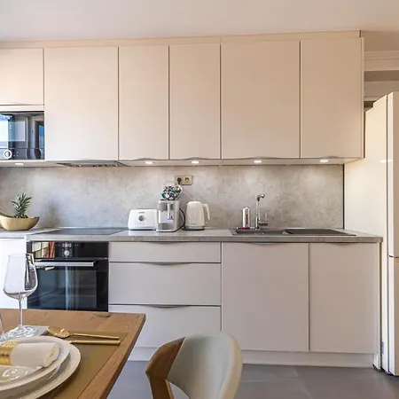 Elegant Art Deco With Balcony Appartement Split