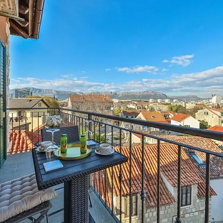 Elegant Art Deco With Balcony Apartment *
